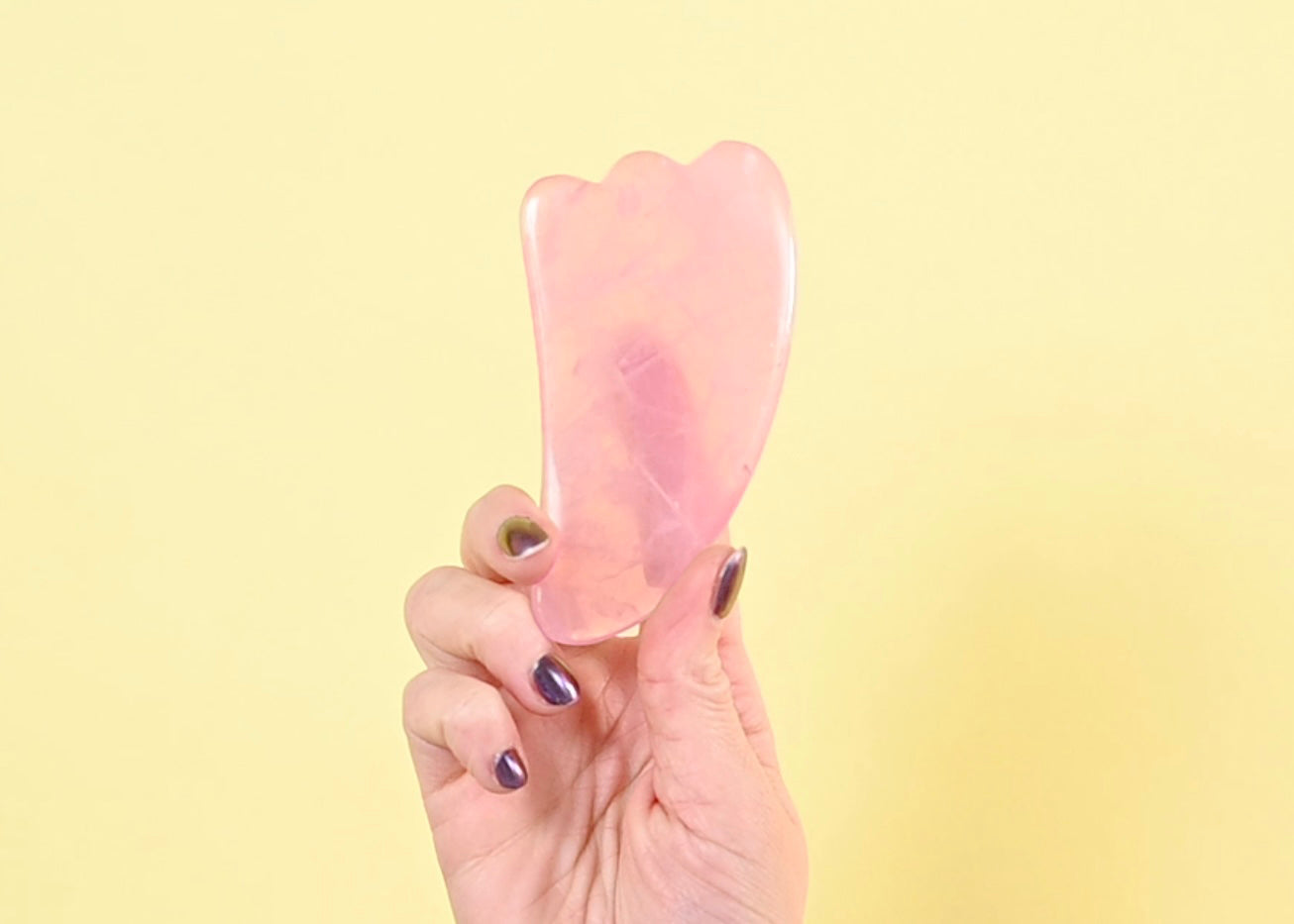 Gua Sha masserar och skulpterar ansiktet